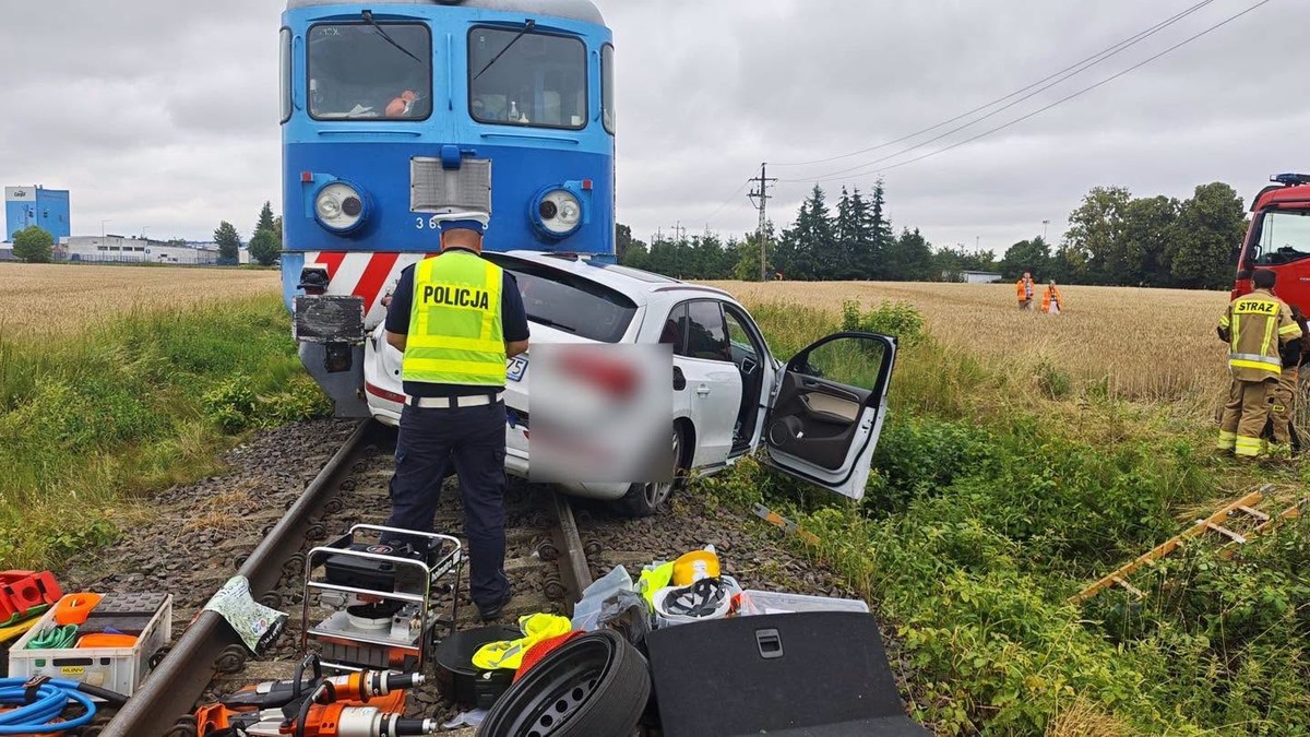 Dramat na przejeździe kolejowym w Kiszkowie. Audi wjechało pod pociąg. Kierowca nie żyje