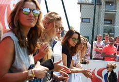 Euro 2016: Żony polskich piłkarzy nie spuszczają wzroku ze swoich mężów nawet podczas treningów