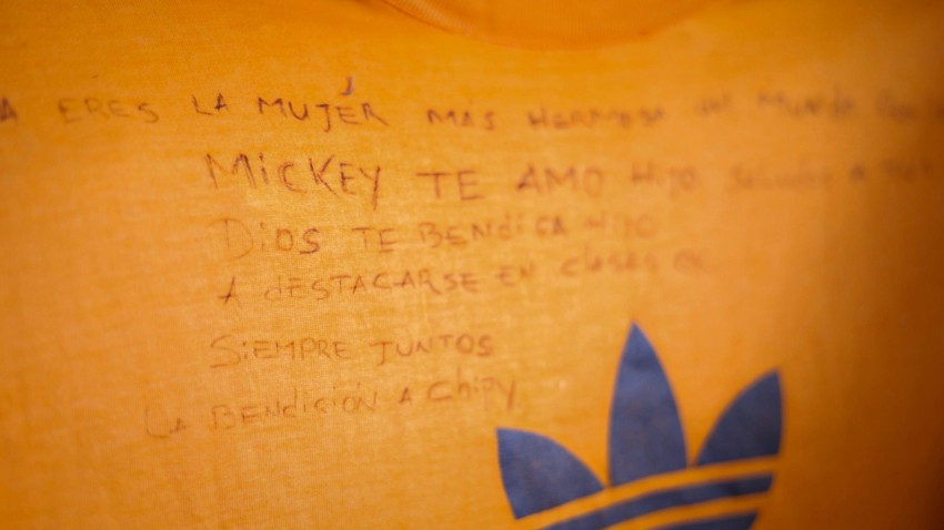 Skrivena poruka na majici zatvorenika Anhela Godoja za njegovu porodicu | Foto: BBC