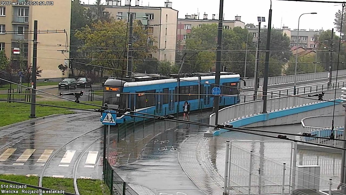 Pasażerowie podróżujący tramwajami z Bieżanowa i Kurdwanowa o poranku musieli liczyć się z utrudnieniami. Jeden z pojazdów złamał pantograf i zablokował ruch na estakadzie w kierunku ulicy Lipskiej.