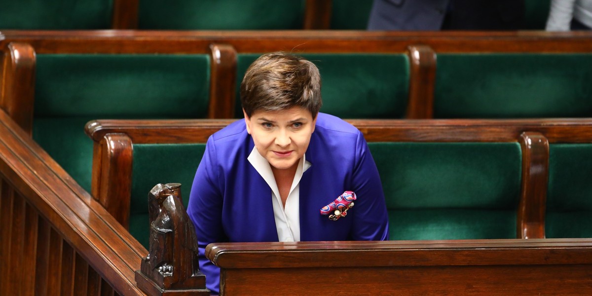 Beata Szydło, którą PiS obroniło w czwartek przed wotum nieufności, podała się do dymisji. W piątek ma ją złożyć na ręce prezydenta Andrzeja Dudy. Poinformowała, że nie opuści ław rządowych - zostanie w nowej roli w Radzie Ministrów