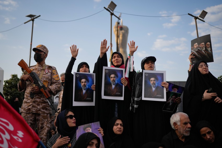 Okupljanjena Trgu islamske revolucije radi pogrebne povorke ubijenog iranskog vrhovnog vođe, ajatolaha Alija Hamneija, u Teheranu, 6. jula 