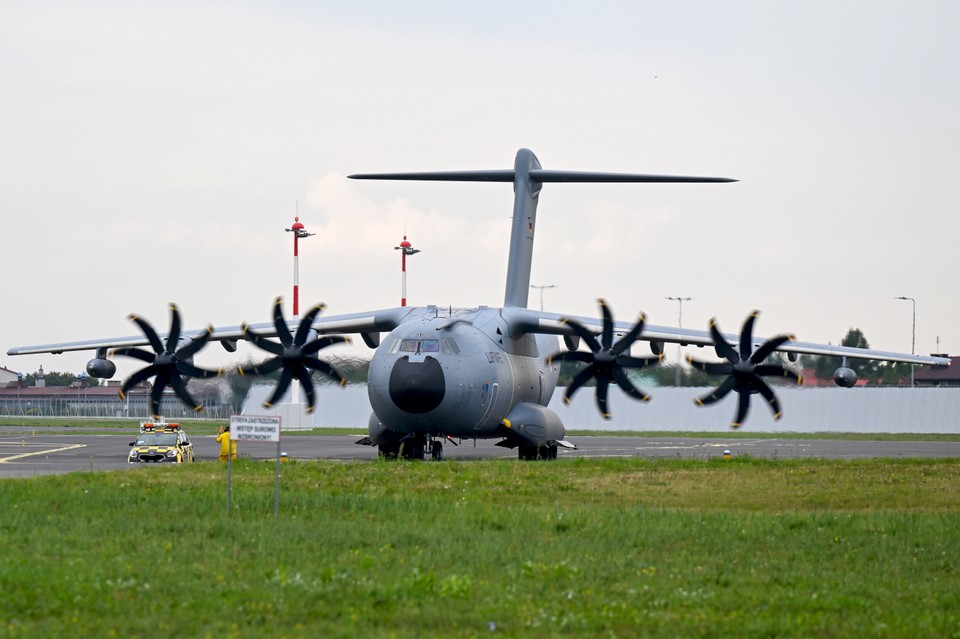 Samolot Airbus A400 w trakcie treningu do Międzynarodowych Pokazów Lotniczych AIR SHOW