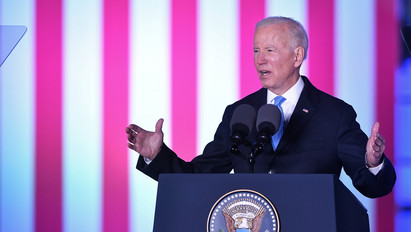 Joe Biden a levegővel fogott kezet a beszéde után: videón a bizarr jelenet