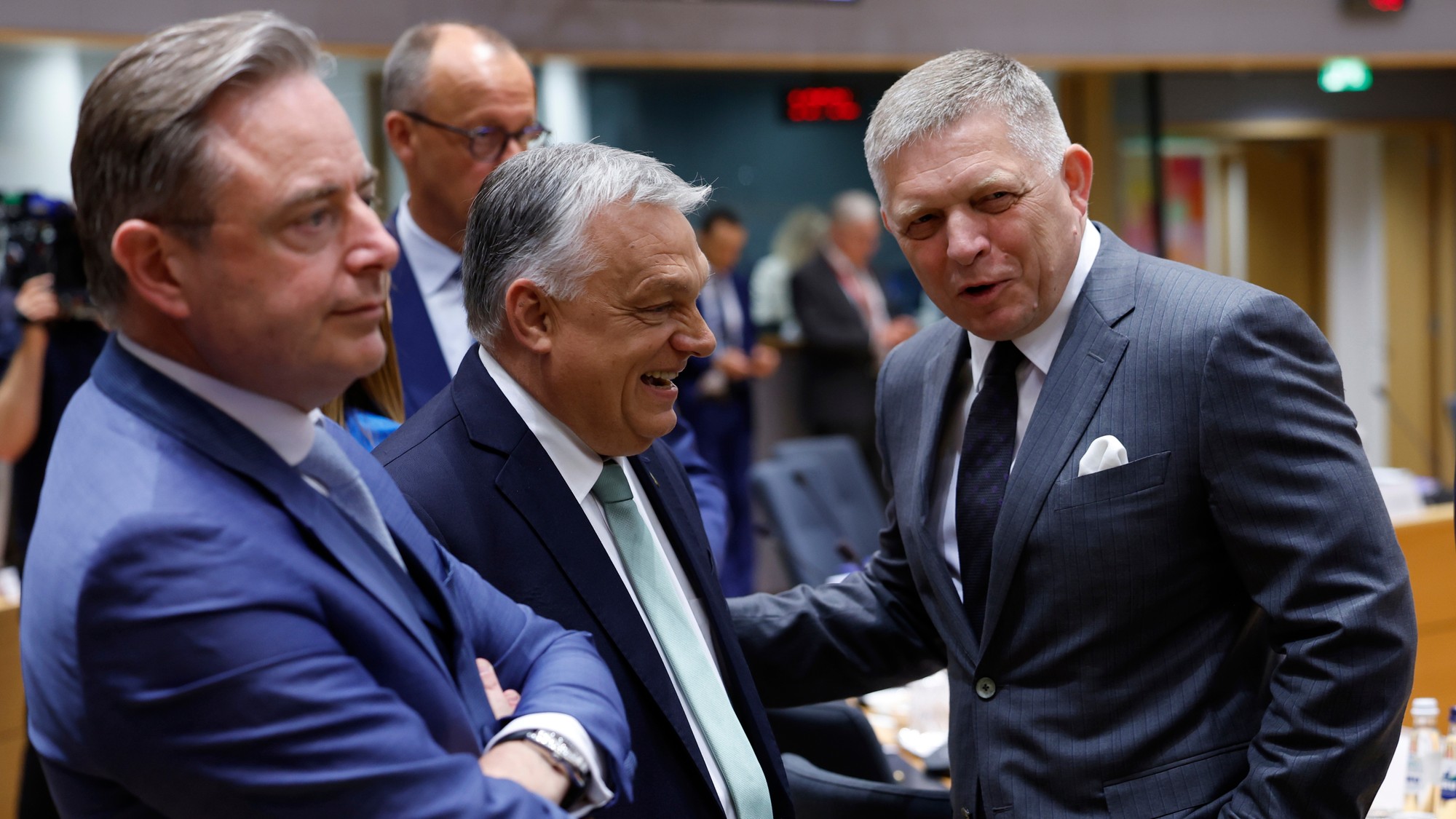 Belgický premiér Bart De Wever, maďarský premiér Viktor Orbán a premiér SR Robert Fico na summite EÚ 26. júna 2025.