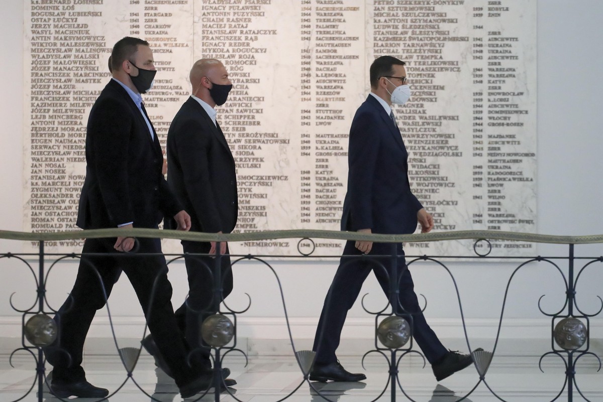 Premier Mateusz Morawiecki na korytarzu Sejmu w Warszawie