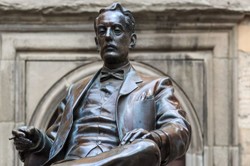 Niecodzienny protest. Dyrygent prowadził orkiestrę z zasłoniętymi oczami. Gwizdy i okrzyki "głupek”