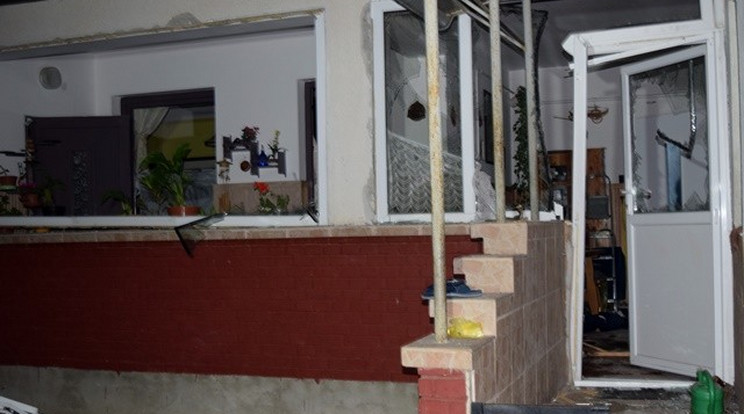 Hatalmas robbanás történt a családi házban /Fotók: PMKI KMSZ és Vác HTP