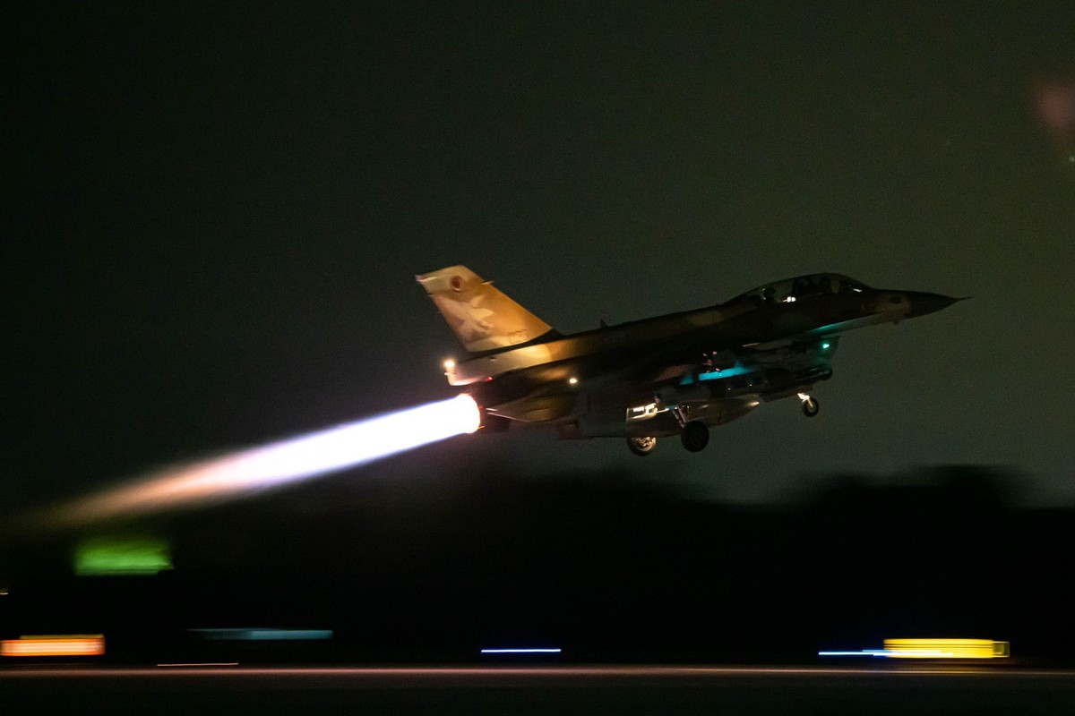 Start izraelskiego samolotu wielozadaniowego F-16 nocą. W ataku z 26 października, w skutek którego zniszczone zostały baterie S-300, uczestniczyły także samoloty tego typu.