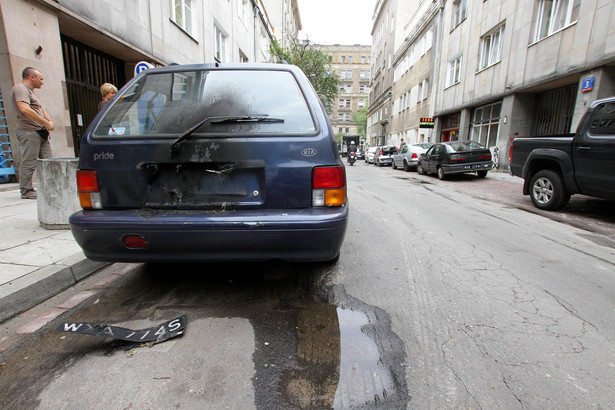 Zdemolowane samochody na ulicy Oleandrów w Warszawie