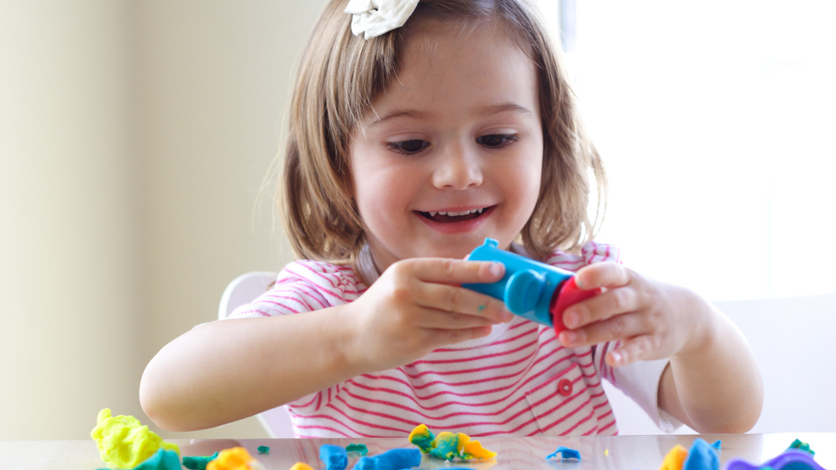 Zabawy sensoryczne: czym są i w jaki sposób wpływają na rozwój dziecka?