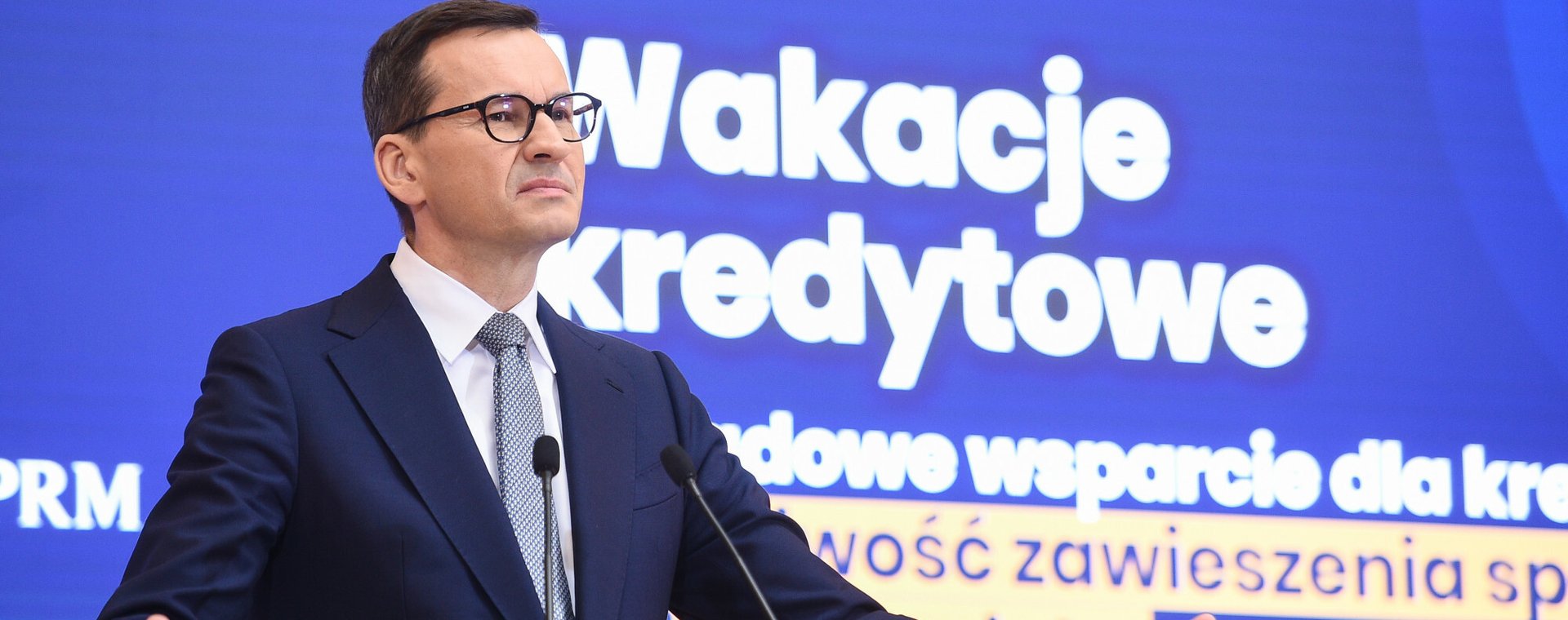 Premier Mateusz Morawiecki podczas konferencji prasowej o wakacjach kredytowych