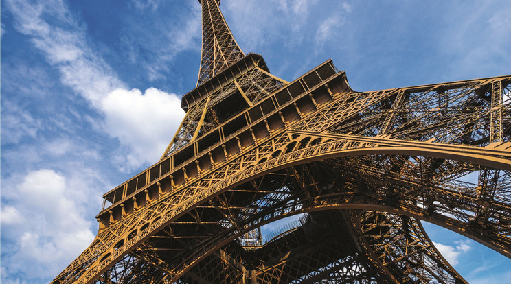 Ez lett a város egyik jelképe, és még tervezőcégének tulajdonosáról, Gustave Eiffelről kapta a nevét. Az 1889-es világkiállításra készült, és eredetileg le is bontották volna.
A jegy ára 9 és 18 ezer
forint között mozog, de
még ez is emelkedhet, amennyiben különböző városi túrákat is igénylünk mellé. /Fotó: Shutterstock