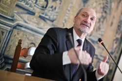 Śledztwo smoleńskie jak włamanie do garażu? Macierewicz kontratakuje