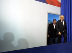 Platforma traci, zyskuje partia Kaczyńskiego