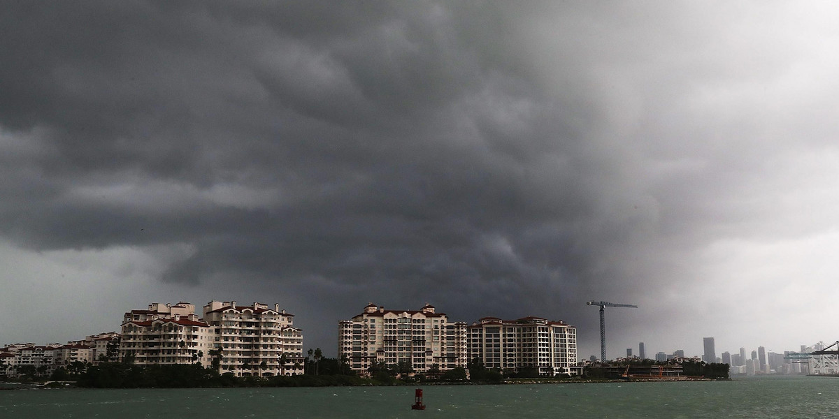 Pierwsze ulewy wyprzedzające nadejście huraganu Irma dotarły do Miami