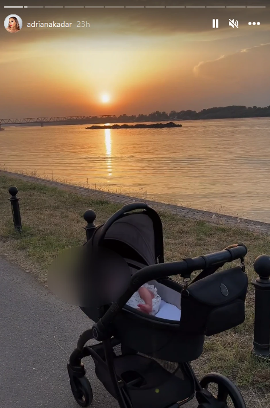 Adriana i Sava prošetali ćerkicu