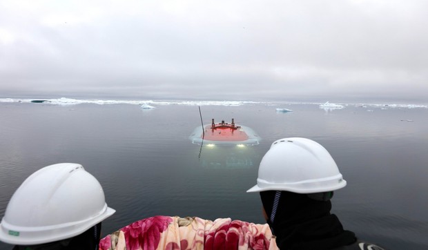 Kineska podmornica Điaolong izlazi na površinu nakon boravka na dnu Arktičkog okeana 27. septembra 2025.