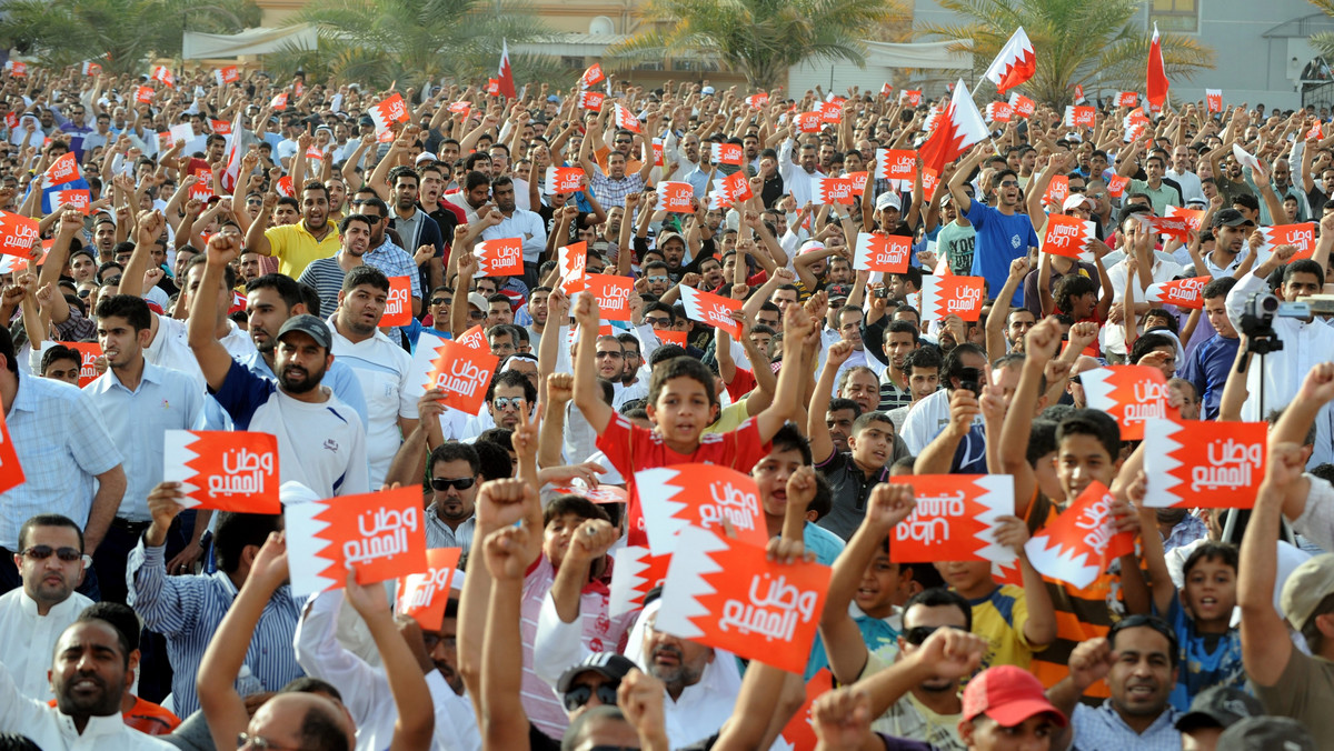 Blisko 10 tysięcy osób demonstrowało w sobotę w szyickim okręgu Saar, na zachód od stolicy Bahrajnu Manamy; opozycja żąda zreformowania monarchii, w której władza jest w rękach sunnitów - policja nie reagowała i nie zatrzymywała uczestników marszu.