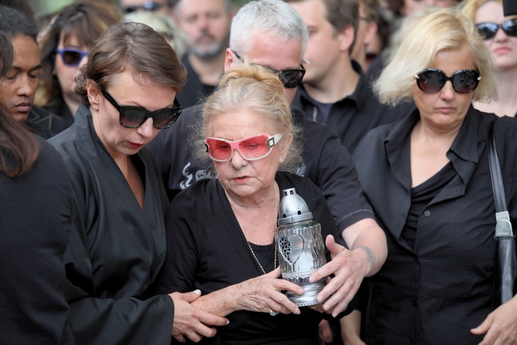 Rodzina i przyjaciele podczas uroczystości pogrzebowych muzyka Roberta Brylewskiego odbyły się, 15 czerwca 2018 roku na warszawskich Powązkach.