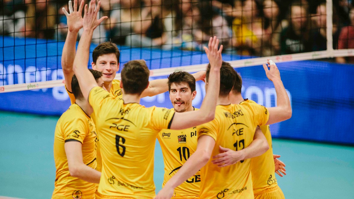 PGE Skra Bełchatów - wobec podziału punktu w starciu Zaksy Kędzierzyn-Koźle z Asseco Resovią Rzeszów (2:3) - odrobiła dwa "oczka" do liderów PlusLigi bo wygranej w trzech setach z Effectorem w Kielcach. Komplet punktów w sobotę zgarnęły również ekipy z Lubina i Gdańska, a wielkie emocje przeżyli kibice w Katowicach, gdzie gościli Inżynierowie ze stolicy.