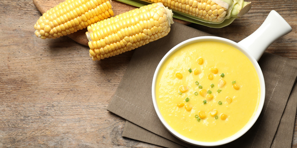 Rozgrzewająca zupa z kukurydzy to dobry pomysł na jesienną kurację.