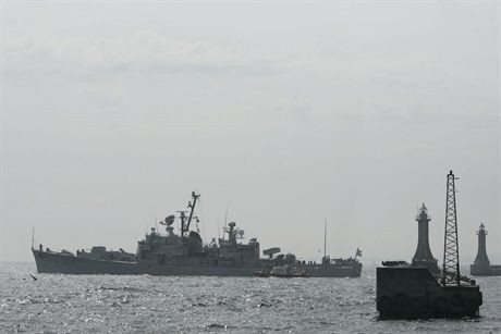 Cwiczeniach NATO pod kryptonimem Noble Mariner 07. Manewry sa sprawdzianem elitarnych jednostek Sil Odpowiedzi Sojuszu Polnocnoatlantyckiego. Odbywaja sie na wodach Baltyku, Morza Polnocnego i w Ciesninach Baltyckich. Polskie sily morskie wystawily komponent okretowy, lotnictwo morskie oraz jako jeden z gospodarzy manewrow, zabezpieczenie logistyczne, hydrograficzne i meteorologiczne.Nz. okrety wojenne wyplywanajce na manewry z Portu Wojennego w Gdyni Oksywiu.14.05.2007fot. Wojtek Jakubowski / KFP