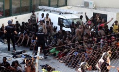 Sześciuset imigrantów sforsowało hiszpańską granicę