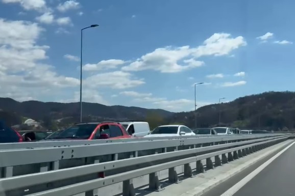 (VIDE) PAKAO KA ZLATIBORU, TARI, DIVČIBARIMA Haos nije samo na granicama, dugačkoj koloni nema kraja, na ovoj naplatnoj rampi je najkritičnije