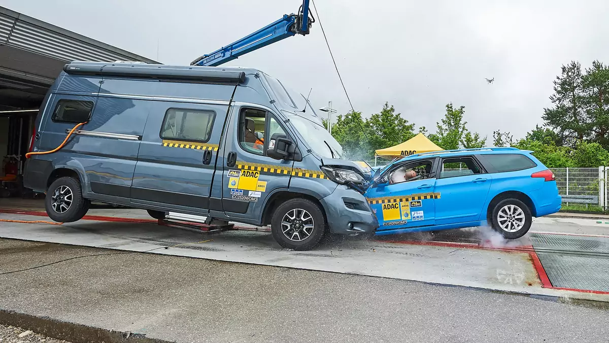 Crash test kapera z autem osobowym