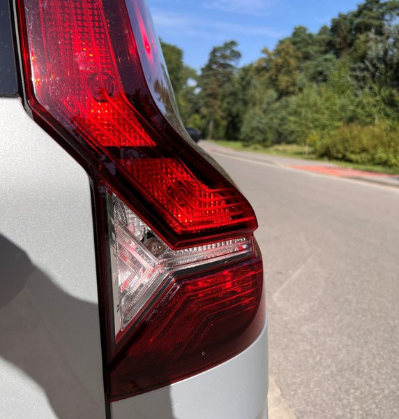 Motyw LED-ów z reflektorów Dacii Jogger powtarza się w jej tylnych lampach.