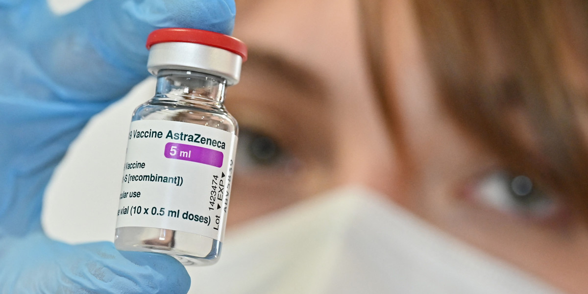 EMA potwierdziła możliwość wystąpienia zakrzepicy jako bardzo rzadki objaw zastosowania szczepionki AstraZeneca.