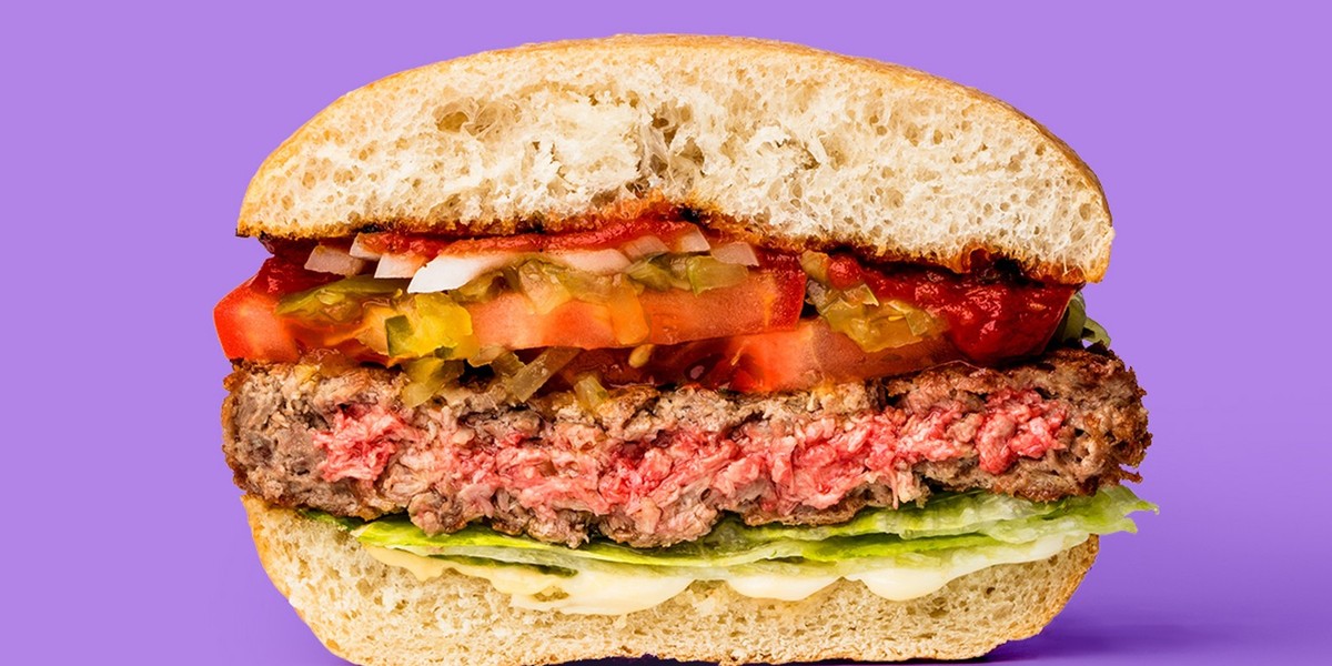 The Impossible Burger wygląda i podobno smakuje jak mięsny, a jest zrobiony wyłącznie ze składników roślinnych. Sekretnym składnikiem, który nadaje mu odpowiedni smak i aromat, jest hem