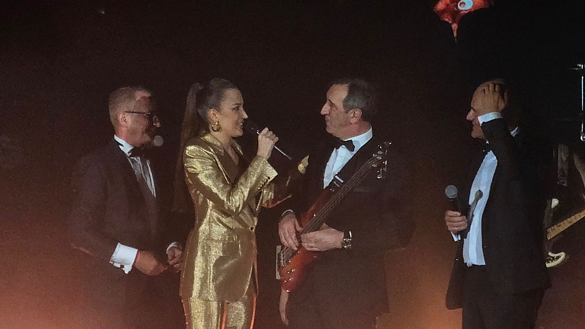 (FOTO) ŽIKA JAKŠIĆ NA KONCERTU ALEKSANDRE PRIJOVIĆ Posle više od 30 godina pred publikom u rodnom gradu, ona u kompletu boje zlata