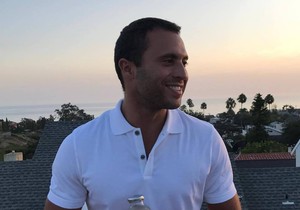 Direktor traži devojku