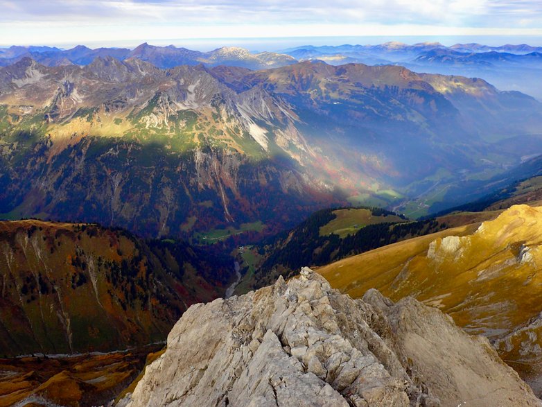 Panorama ze szczytu Trettachspitze. W dole przysiółek Einödsbach, a na prawo zabudowania Birgsau