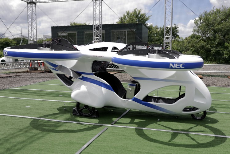 Za tą skromną demonstracją kryją się jednak większe ambicje. Japoński rząd chce, by Kraj Kwitnącej Wiśni stał się liderem w dziedzinie latających samochodów po tym, jak został nieco z tyłu za konkurencją w technologiach takich jak samochody elektryczne czy  usługi wynajmu aut. Krajowy plan rozwoju technologii zakłada, że około 2023 r. dostawy towarów będą realizowane z wykorzystaniem latających pojazdów. Natomiast do 2030 r. możliwe ma być podróżowanie latającymi samochodami w miastach.