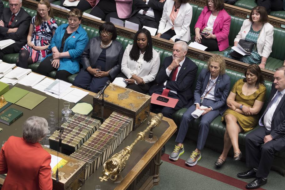 Jeremy Corbyn, lider laburzystów (na zdjęciu przysłuchuje się wystąpieniu premier Theresy May czwarty od prawej w pierwszym rzędzie) zapowiada, że jego partia nie poprze ustawy. Londyn, 15 maja 2019 r.