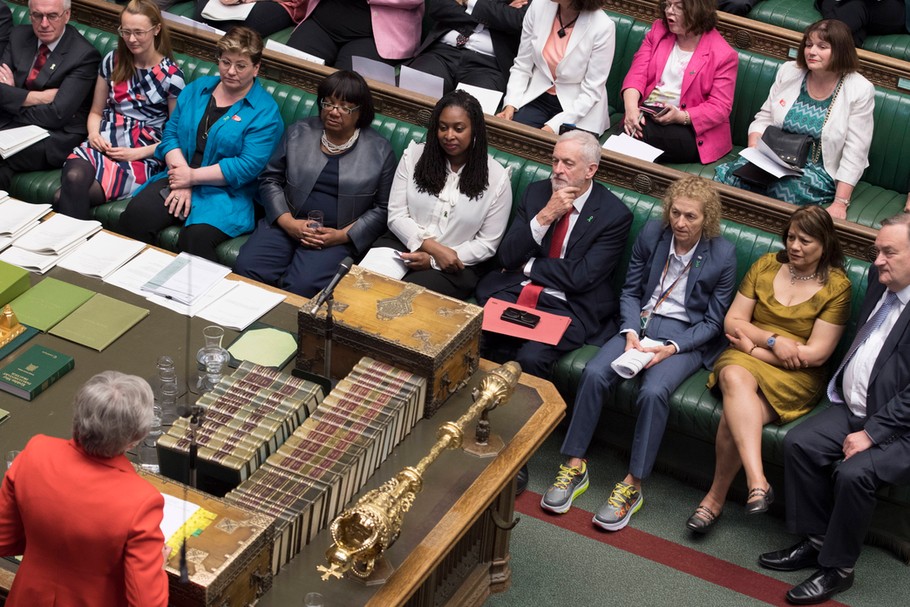 Jeremy Corbyn, lider laburzystów (na zdjęciu przysłuchuje się wystąpieniu premier Theresy May czwarty od prawej w pierwszym rzędzie) zapowiada, że jego partia nie poprze ustawy. Londyn, 15 maja 2019 r.