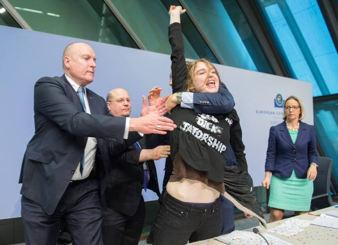 Mario Draghi, szef Europejskiego Banku Centralnego, zaatakowany na konferencji