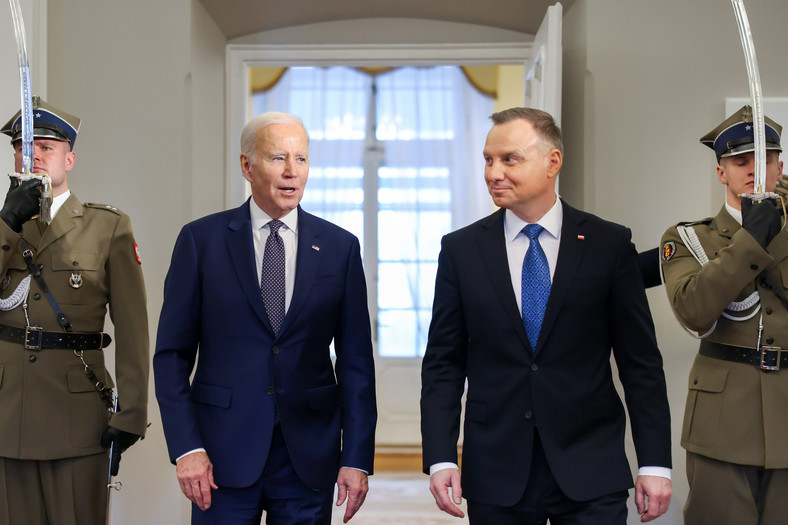 Joe Biden (po lewej) i Andrzej Duda (z prawej)