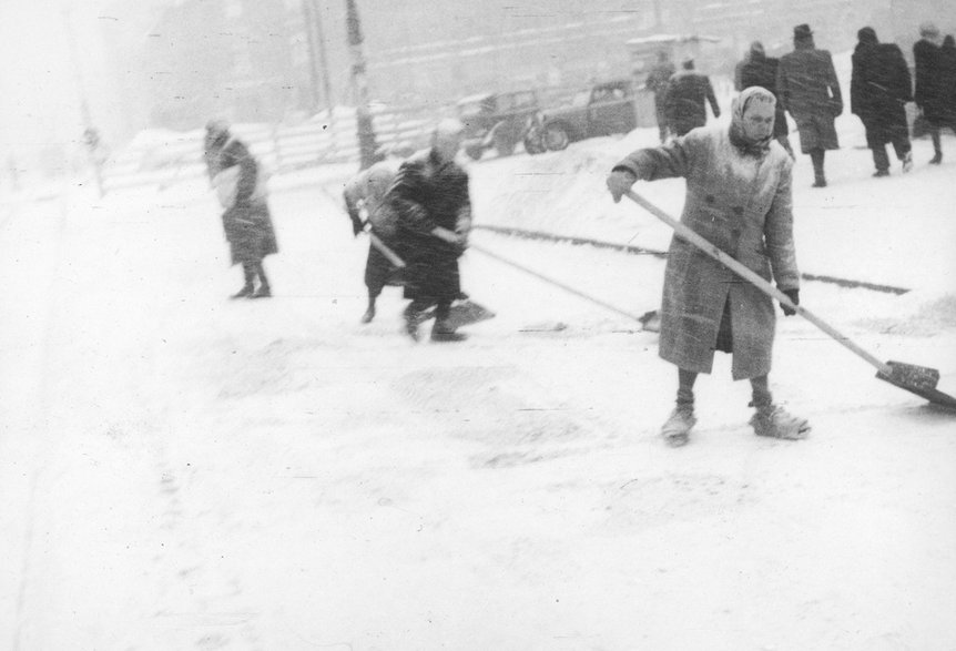 Usuwanie śniegu z ulic Warszawy w 1947 roku (Narodowe Archiwum Cyfrowe, sygnatura: 3/3/0/47/1303).