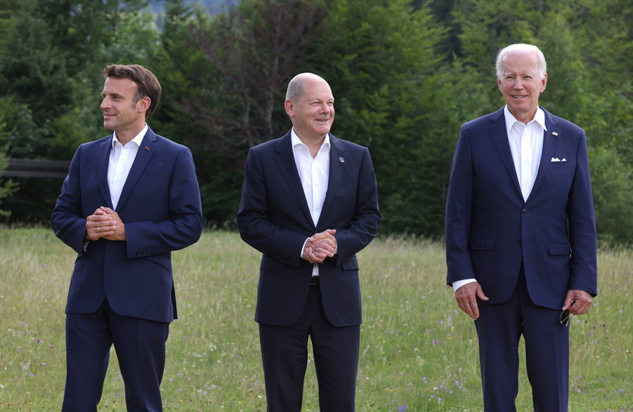 Prezydent Francji Emmanuel Macron, kanclerz Niemiec Olaf Scholz i prezydent USA Joe Biden w pierwszym dniu szczytu G7, 26 czerwca 2022 r.