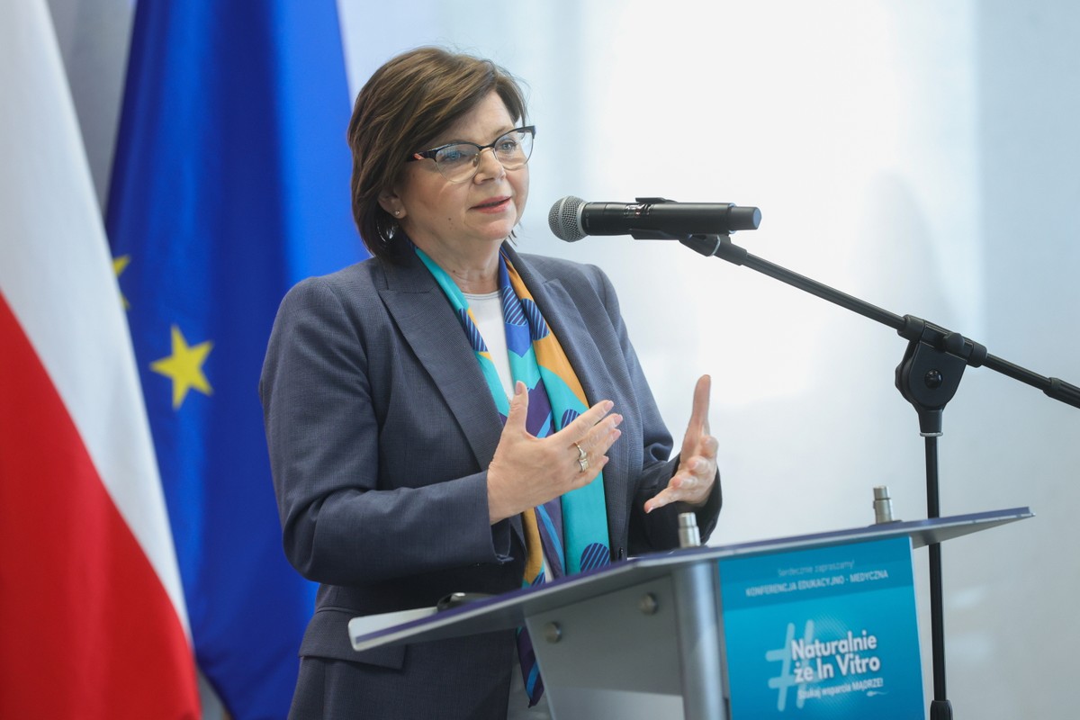 Minister zdrowia Izabela Leszczyna przemawia podczas konferencji edukacyjno - medycznej ph. "Naturalnie, że in vitro" w Sejmie w Warszawie