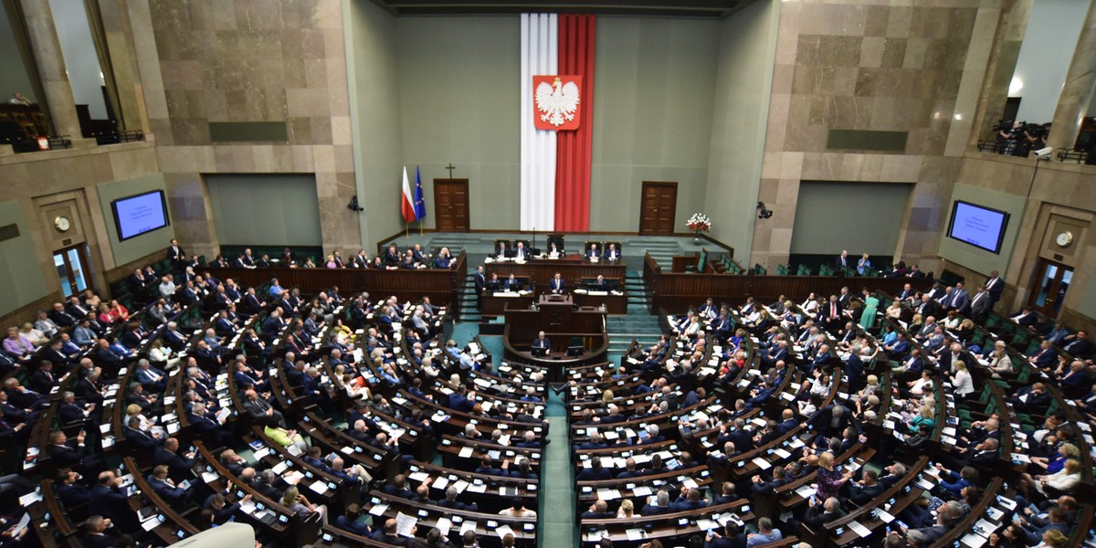 Partie szykują się do wyborów i już gromadzą niezbędne fundusze. Niektórzy politycy okazali się wyjątkowo hojni.