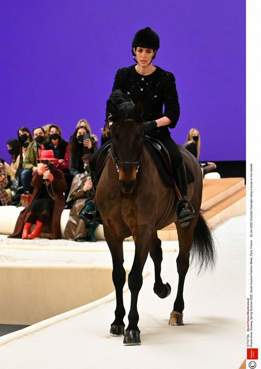 Charlotte Casiraghi na koniu podczas pokazu Chanel