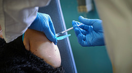 Skutki niepożądane szczepionek na COVID-19. Zmarło 16 osób