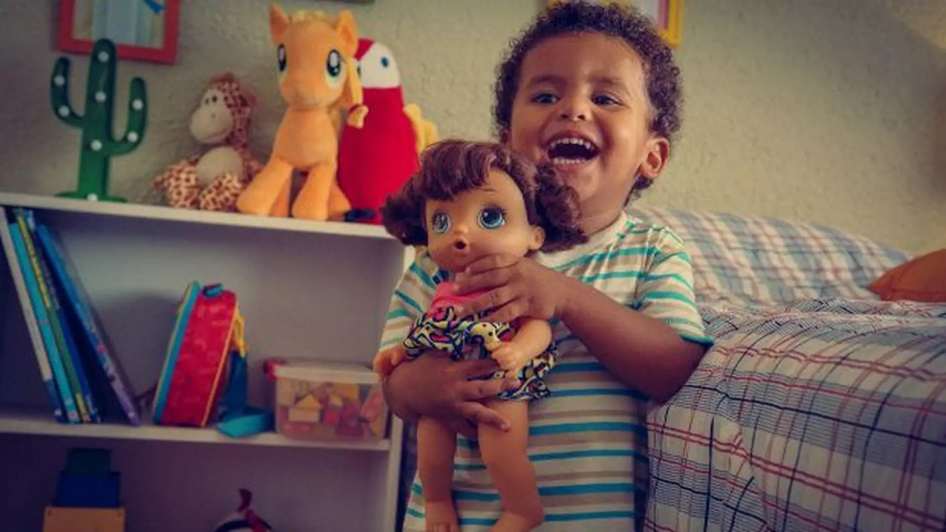 Reklama w piękny sposób wyjaśnia, dlaczego chłopcy powinni bawić się lalkami