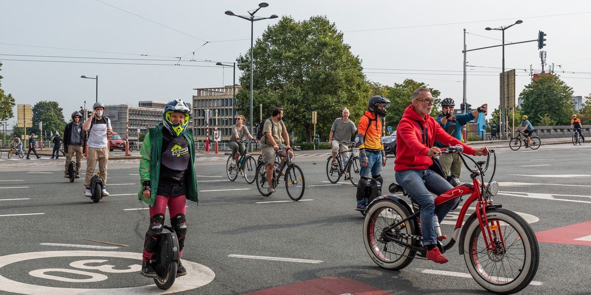 Rowerzyści w Brukseli (zdjęcie ilustracyjne)