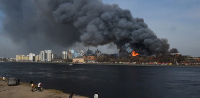 Pożar zabytkowej fabryki. Zginął strażak, dwóch walczy o życie